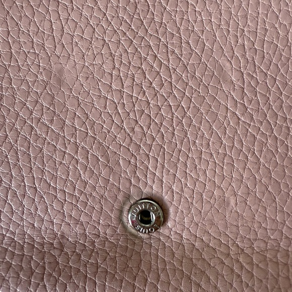 Louis Vuitton Capucines Long Wallet in Magnolia Pink - Picture 5 of 11